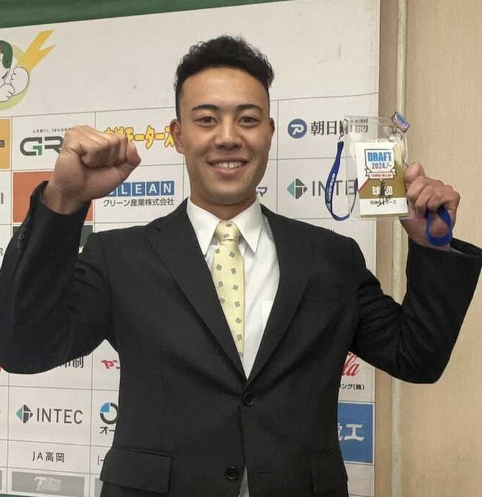 阪神・藤川監督のサイン入りドラフトIDを手に意気込む日本海富山・佐野