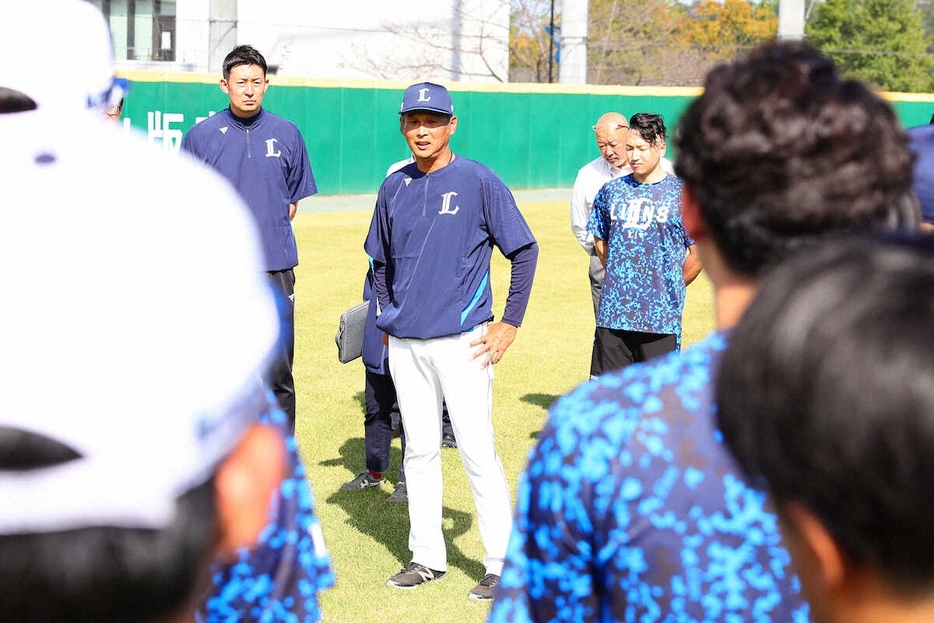 練習前、ミーティングを行う西口監督（撮影・藤山　由理）