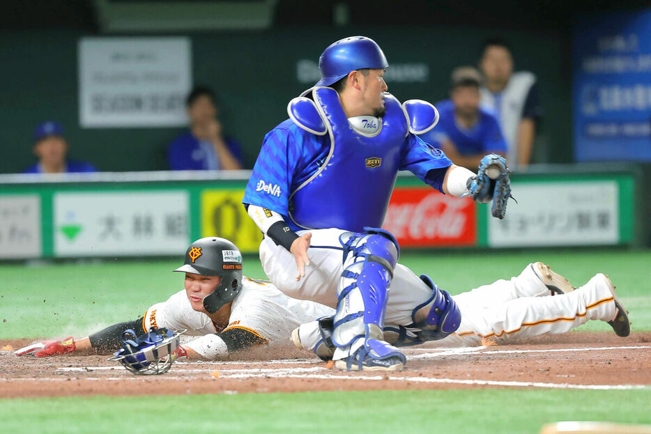 ７回１死一、三塁、岸田行倫のセーフティースクイズで生還する坂本勇人（カメラ・宮崎　亮太）