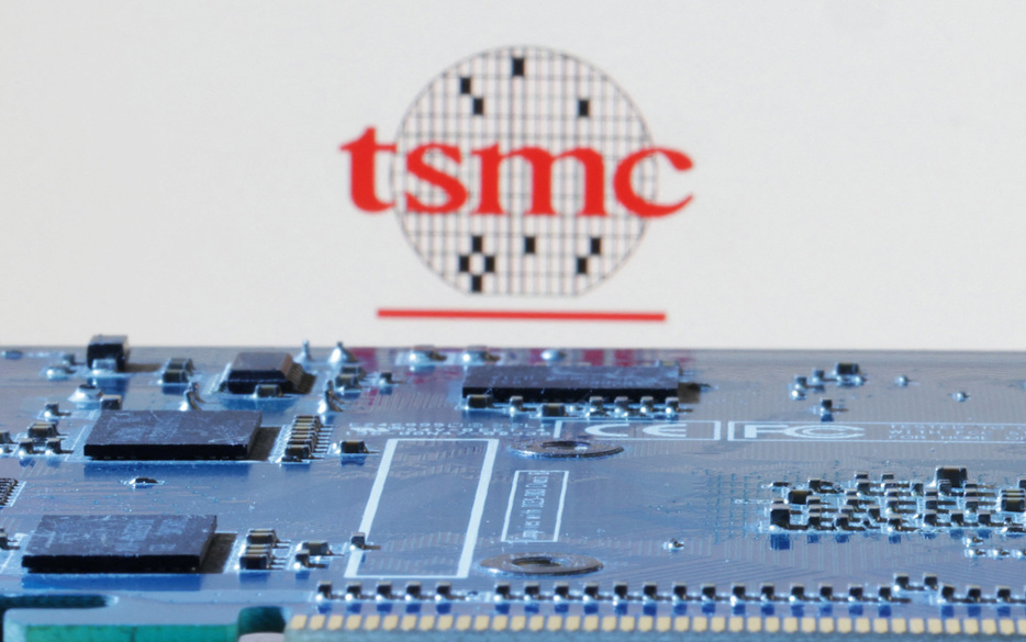 　１０月２２日、半導体受託生産世界最大手の台湾積体電路製造（ＴＳＭＣ）が、同社の半導体が中国通信機器大手、華為技術（ファーウェイ）の製品から見つかったと米政府に報告したことが分かった。写真はＴＳＭＣのロゴとマザーボード。１月撮影（２０２４年　ロイター/Dado Ruvic）