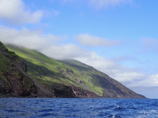 崩壊を起こした渡島大島の北側斜面　photo by Fukashi Maeno