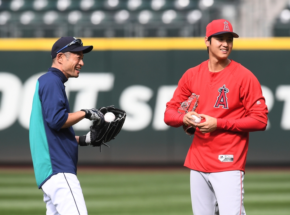 エンゼルス時代の大谷はマリナーズ戦では必ずイチロー氏に挨拶に出向いていた（写真は2018年・アフロ）