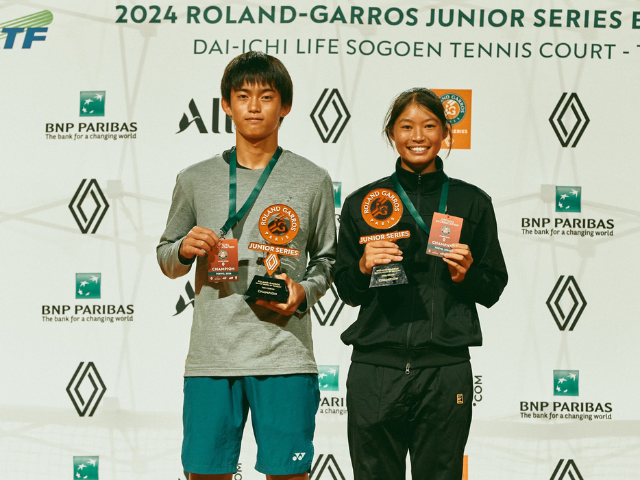 「Roland-Garros Junior Series By Renault アジア大会」（東京・第一生命相娯園テニスコート）で優勝を飾った川西飛生（湘南工科大学附属高校／左）と上方璃咲（野田学園高校）（@FFT）