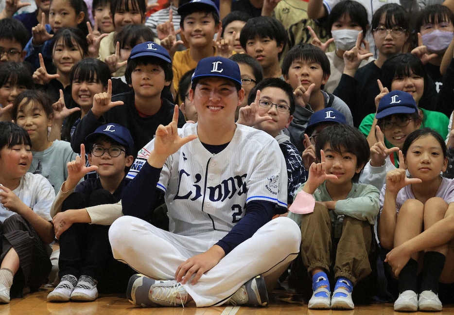 美原小を訪問した武内は子供たちとLポーズ（撮影・篠原岳夫）