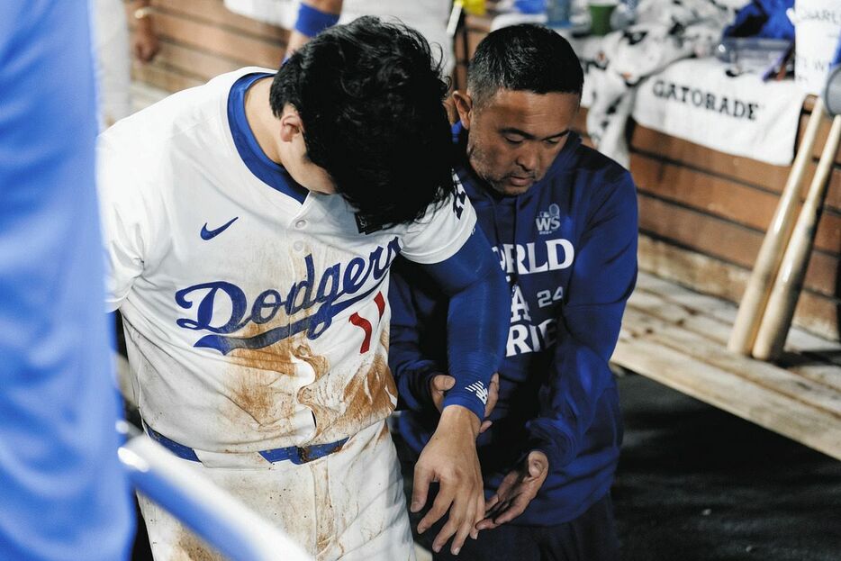 左肩を痛めた大谷翔平（AP）