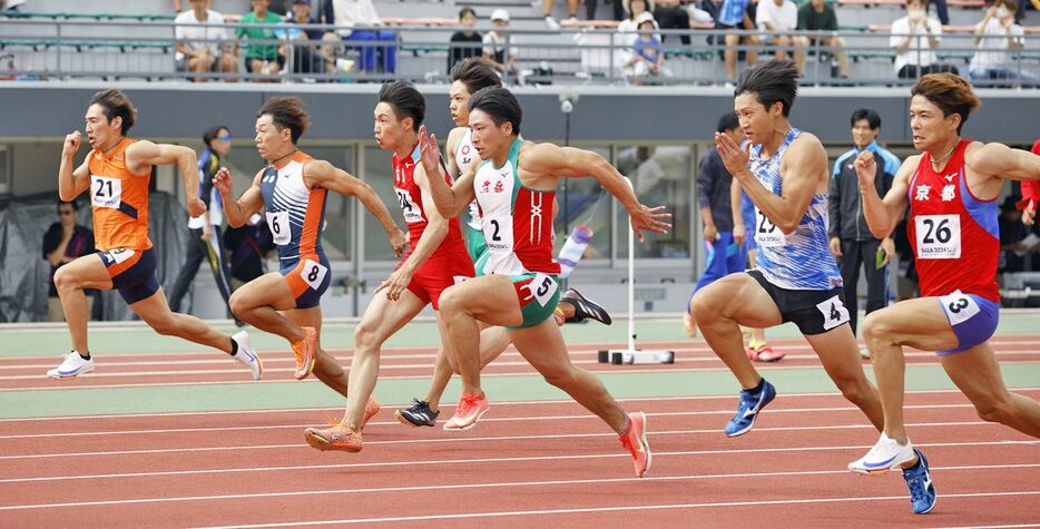 【陸上成年男子100メートル決勝】10秒22で優勝した大上（ASUNARO、右から3人目）＝14日、佐賀市SAGAサンライズパーク陸上競技場