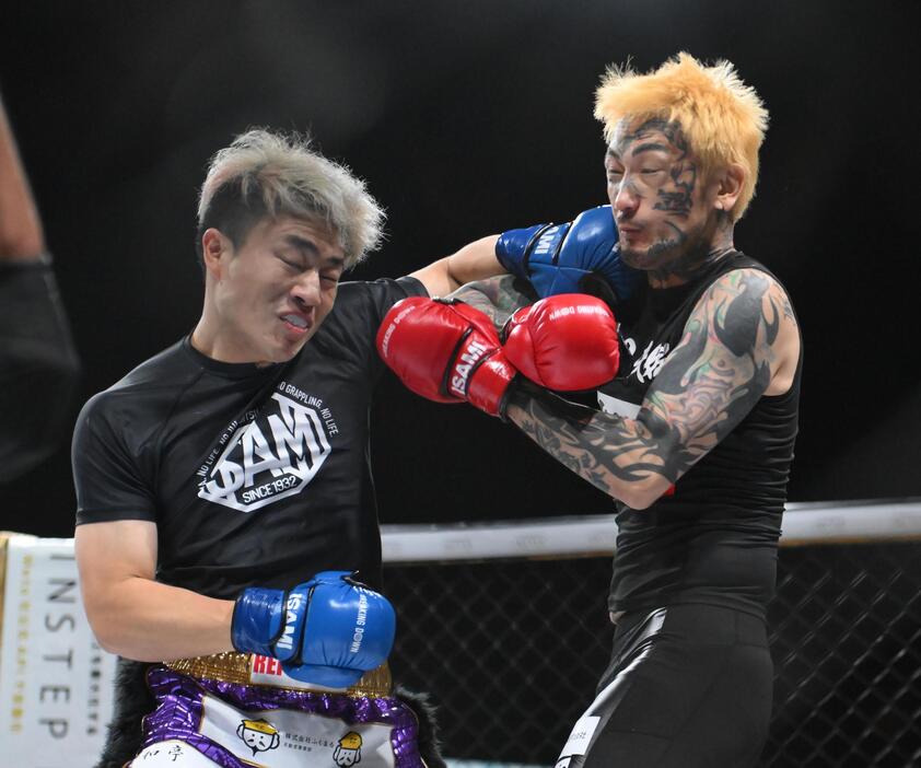 　超１０人ニキブルー１００倍界王拳（左）が瓜田純士ＺＥＲＯ超レボリューションにパンチを出す＝５日