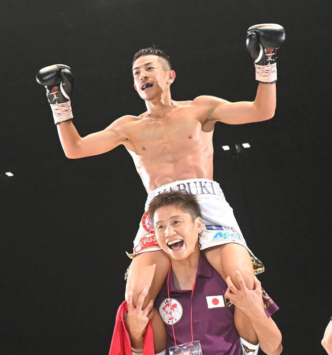 　試合に勝利し喜ぶ矢吹正道（撮影・石井剣太郎）