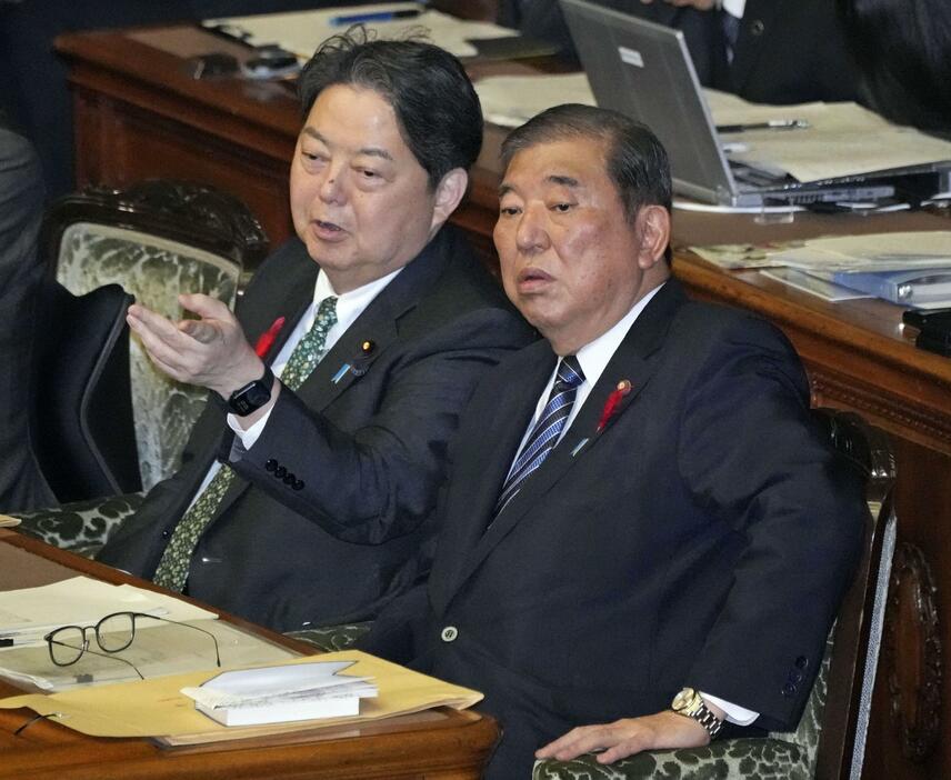 参院本会議に臨む石破首相（右）と林官房長官＝8日午前