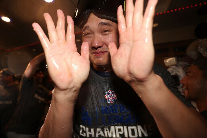 勝利の美酒に酔う大谷。(C) Getty Images