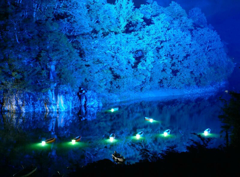 蛍をイメージした光が水面を彩る神竜湖