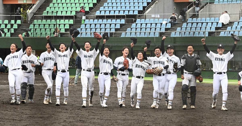 ＜山梨学院・千葉黎明＞準決勝進出を決め、喜ぶ千葉黎明ナイン（撮影・村井　樹）