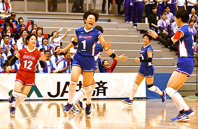 〈女子決勝・米沢中央―山形商〉第３セット、得点を決めて喜び合う主将の佐藤鈴（中央）ら米中央メンバー