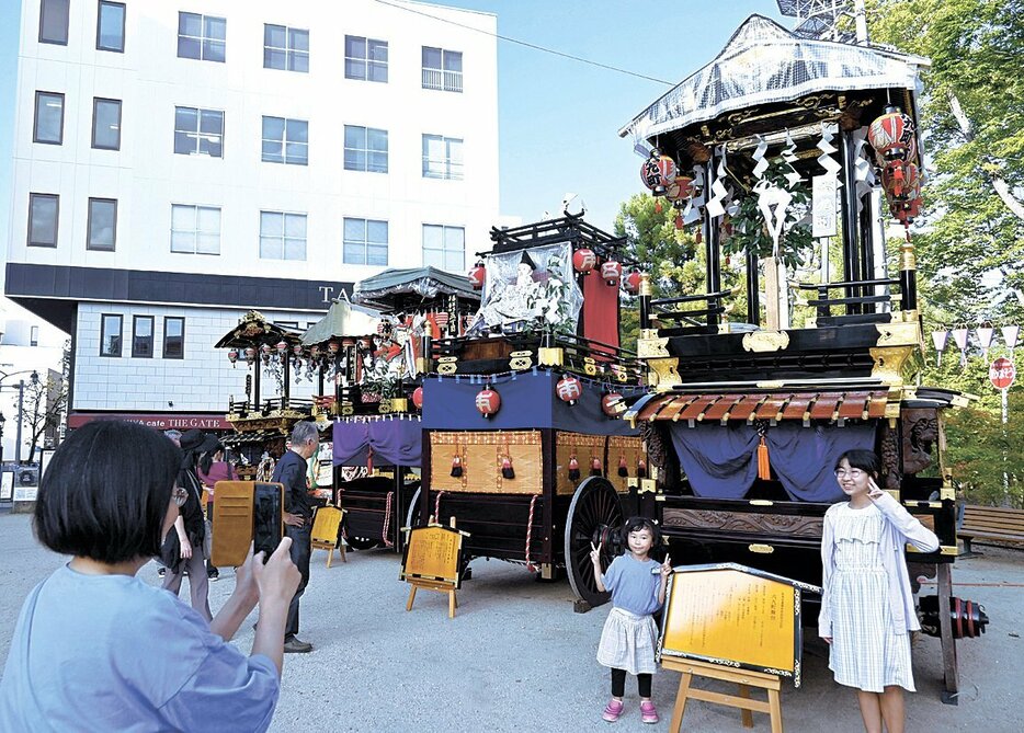 枡形跡広場に展示された、地元町会の豪華な舞台