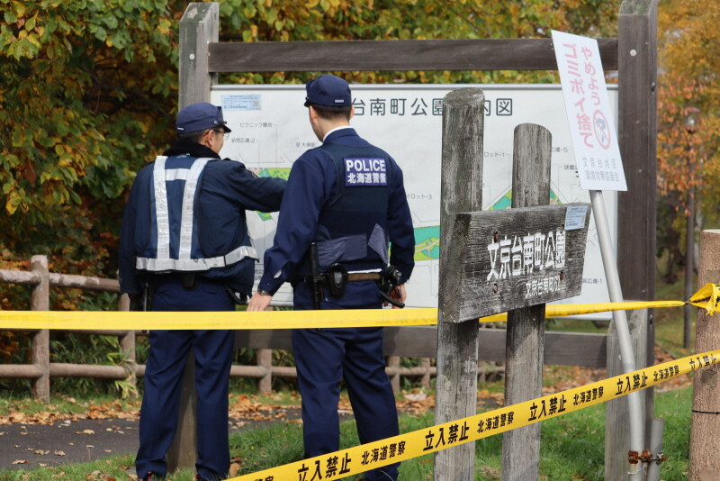 規制線が張られた文京台南町公園＝北海道江別市文京台南町で2024年10月27日午前10時27分、後藤佳怜撮影