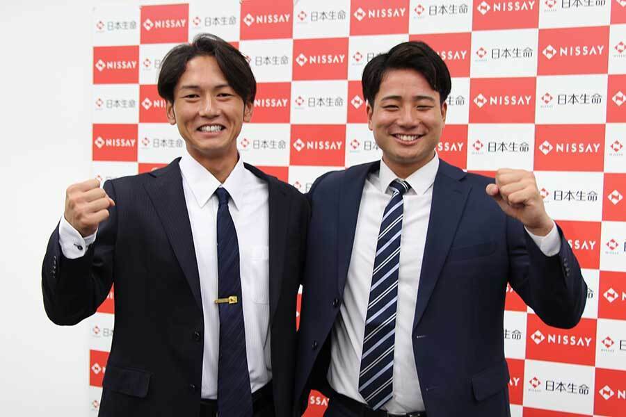 ロッテからドラフト6位指名を受けた立松由宇（左）と笑顔を見せる石伊【写真：編集部】