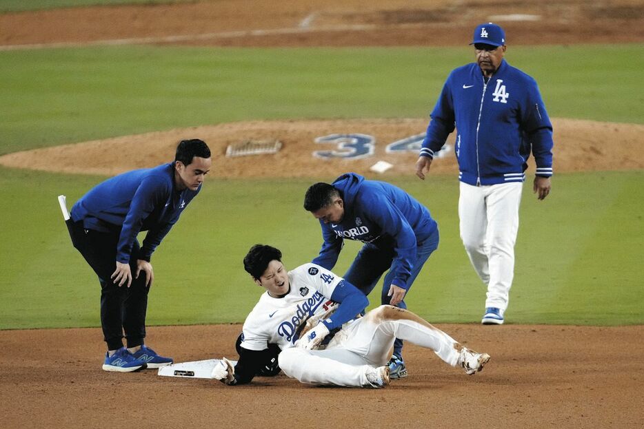 大谷翔平が左肩を負傷…心配そうな表情をし近寄るロバーツ監督（右）＝AP