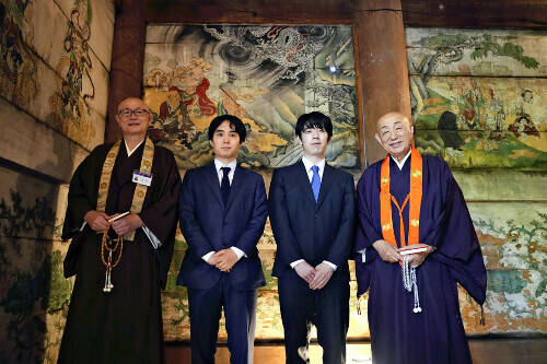 仁和寺の経蔵で記念写真に納まる藤井聡太竜王（中央右）と佐々木勇気八段（同左）（２４日、京都市右京区で）＝若杉和希撮影