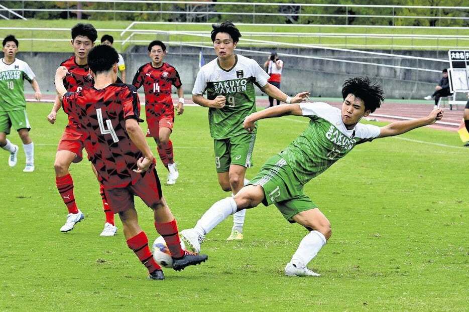 ゴール前で激しく競り合う作陽学園と就実の選手（岡山県津山市の津山陸上競技場で）