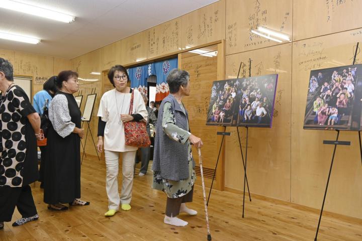 内子座楽屋の搬入口の壁に書かれたサインを見学する住民ら＝4日午前、内子町内子