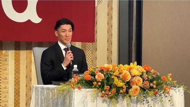 引退会見に臨んだ巨人の梶谷隆幸選手