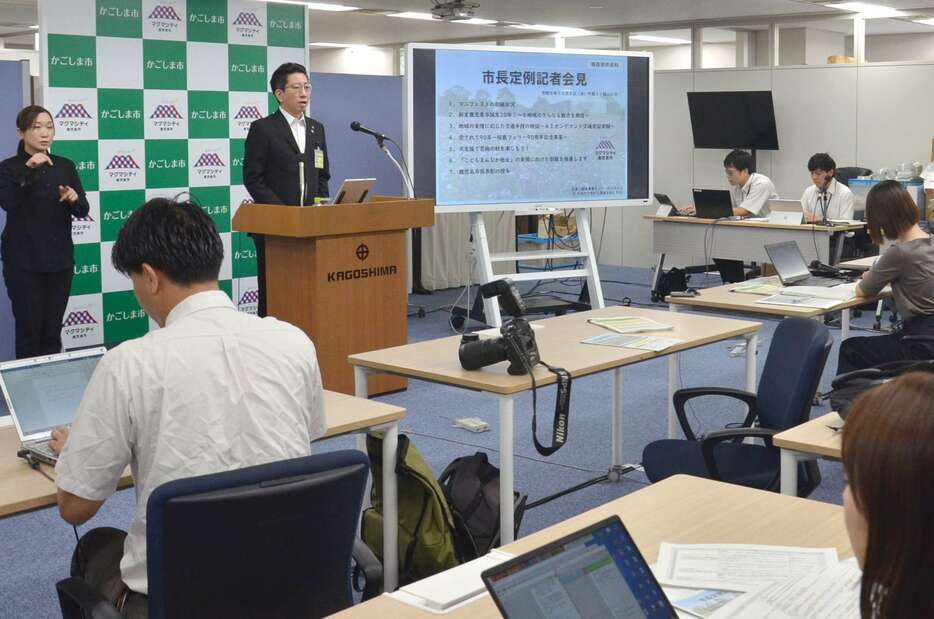 定例会見で記者の質問に答える下鶴隆央鹿児島市長＝２日、市役所