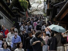 京都の「三年坂」を歩く観光客