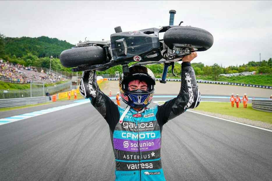 Moto3クラスの最多勝に並んだアロンソ。最軽量クラスという括りでいうと、あと1勝すればヴァレンティーノ・ロッシの11勝に並ぶ。