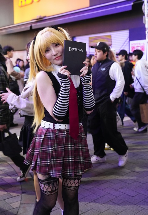 アニメ「DEATH NOTE」の弥海砂のコスプレで参加した中国人女性