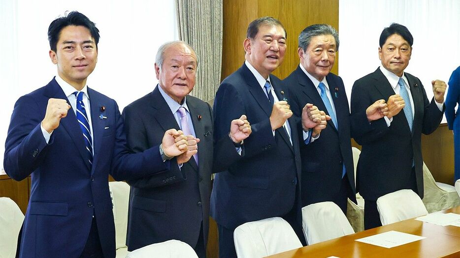 左から小泉選対委員長、鈴木総務会長、石破総裁、森山幹事長、小野寺政調会長（時事）