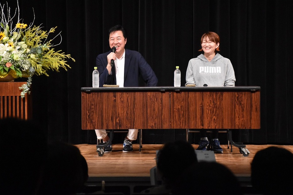 スポーツの将来について語る川合さんと宝来さん（左から、市民館で）