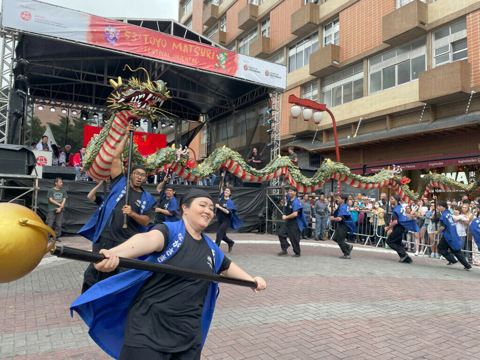 今年1月にサンパウロ市で行われた東洋祭りにて龍踊りを披露した龍踊り部