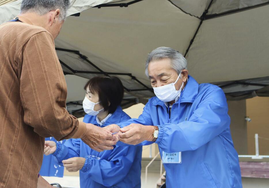 福井県小浜市で署名活動する地村保志さん＝26日午前