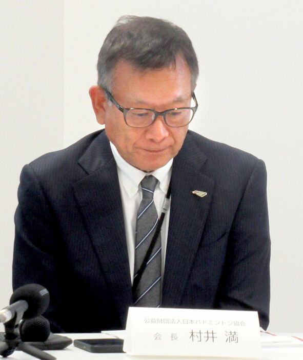 会見で厳しい表情を見せる村井満会長（カメラ・宮下　京香）