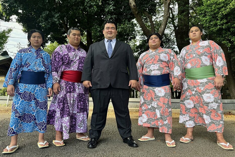 秀ノ山部屋の（左から）琴元村、琴宗形、師匠の秀ノ山親方、琴高口、琴花城（秀ノ山親方提供）