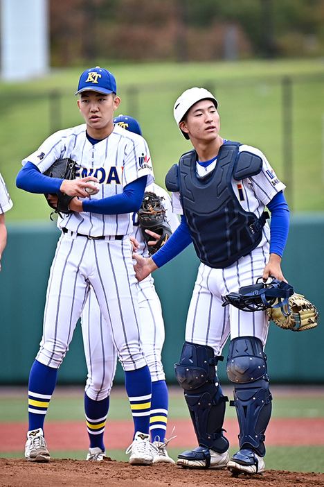 準々決勝、佐野日大戦で石垣とバッテリーを組んだ小堀弘晴（右）【写真：中戸川知世】