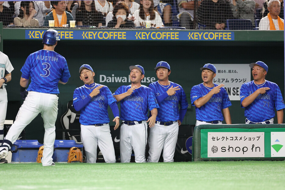 プロ野球ＣＳ・巨人―ＤｅＮＡ。７回、勝ち越しソロ本塁打を放ったオースティン（左端）を迎えるＤｅＮＡの三浦監督（左から２人目）＝１７日、東京ドーム