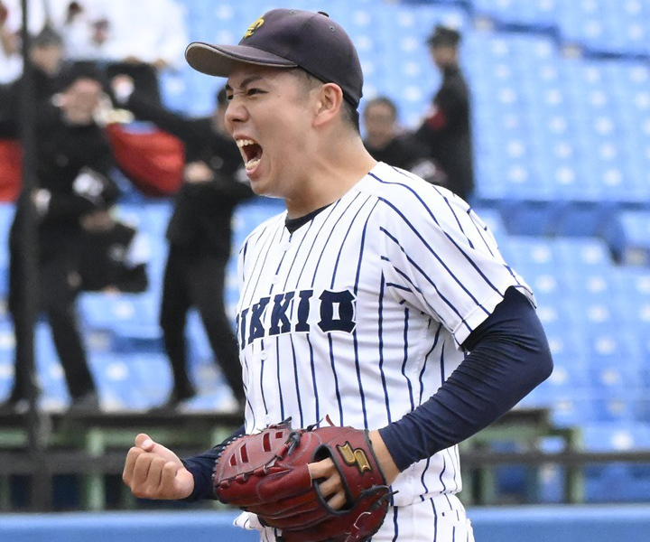 8回から救援した立大・吉野は2回無失点に抑え、1勝1敗のタイに。幕切れの瞬間、感情をむき出しにした[写真=矢野寿明]