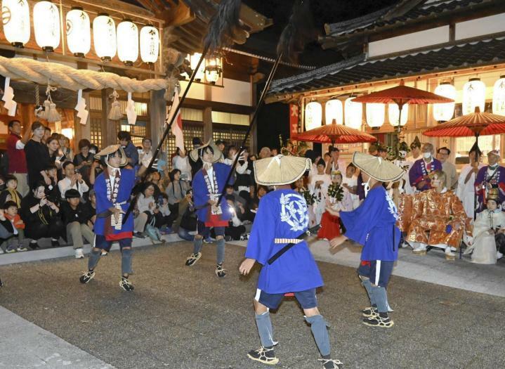 神社の境内で「お槍振り」を披露する城南中生