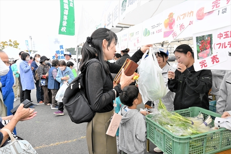 農産品などを買い求める客でにぎわったＪＡまつり