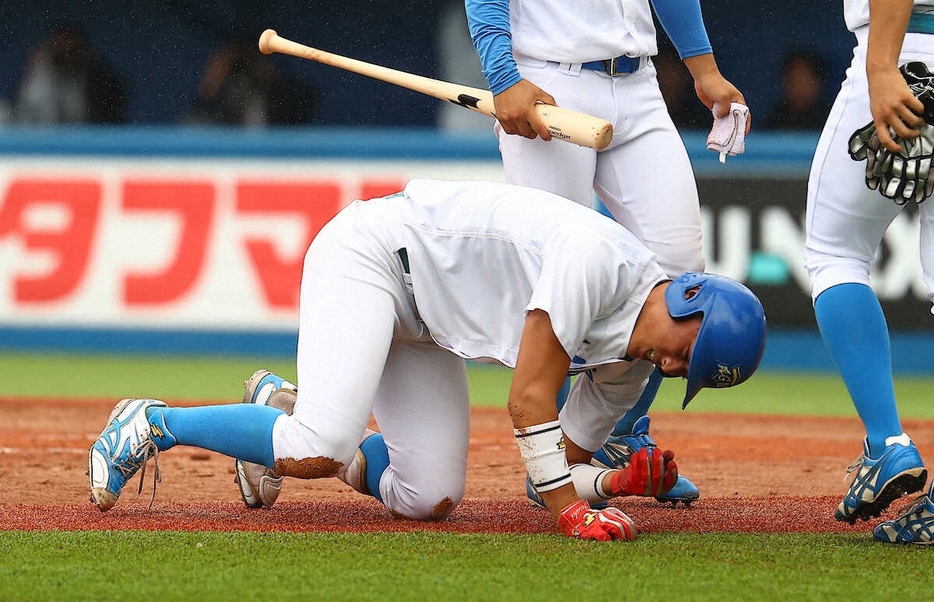 ＜亜大・青学大＞初回、死球を受け倒れ込む青学大・佐々木（撮影・松永　柊斗）