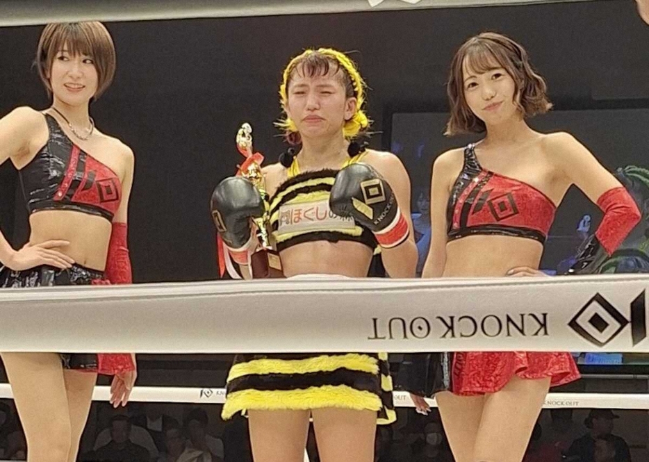 KNOCK　OUT後楽園大会でぱんちゃん璃奈（中央）は美伶に判定2―0でなんとか勝利した