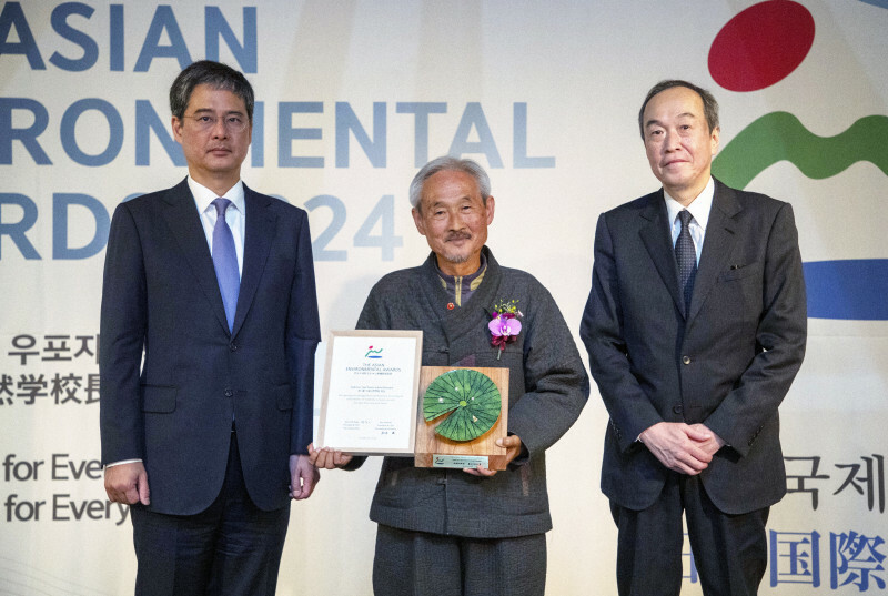 日韓国際環境賞の表彰式で記念撮影する「牛浦自然学校」の李仁植校長（中央）と松木健・毎日新聞社社長（右）、方準梧・朝鮮日報社社長＝ソウルで2024年10月28日（朝鮮日報提供）