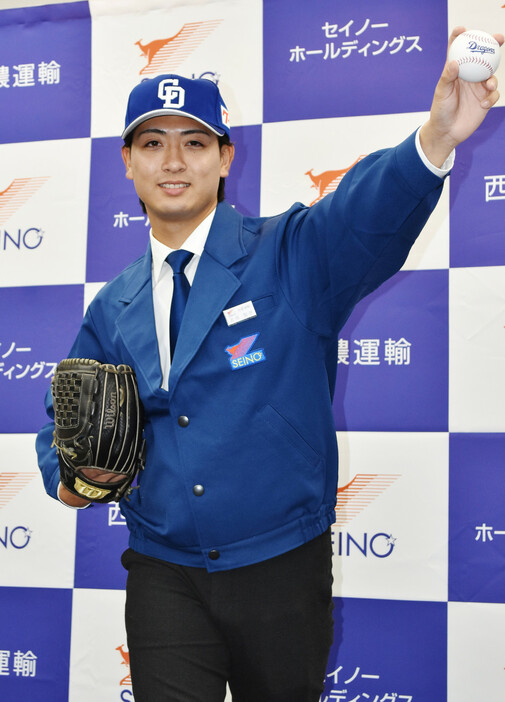 中日から２位指名され、ポーズを取る西濃運輸の吉田聖弥投手＝２４日、岐阜県大垣市