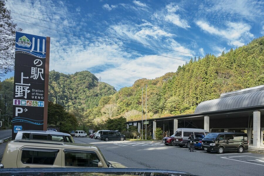 受付となる「川の駅上野」。この裏の流れが、冬季ハコスチ釣り場です