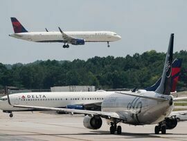 デルタ航空機、アトランタ国際空港で