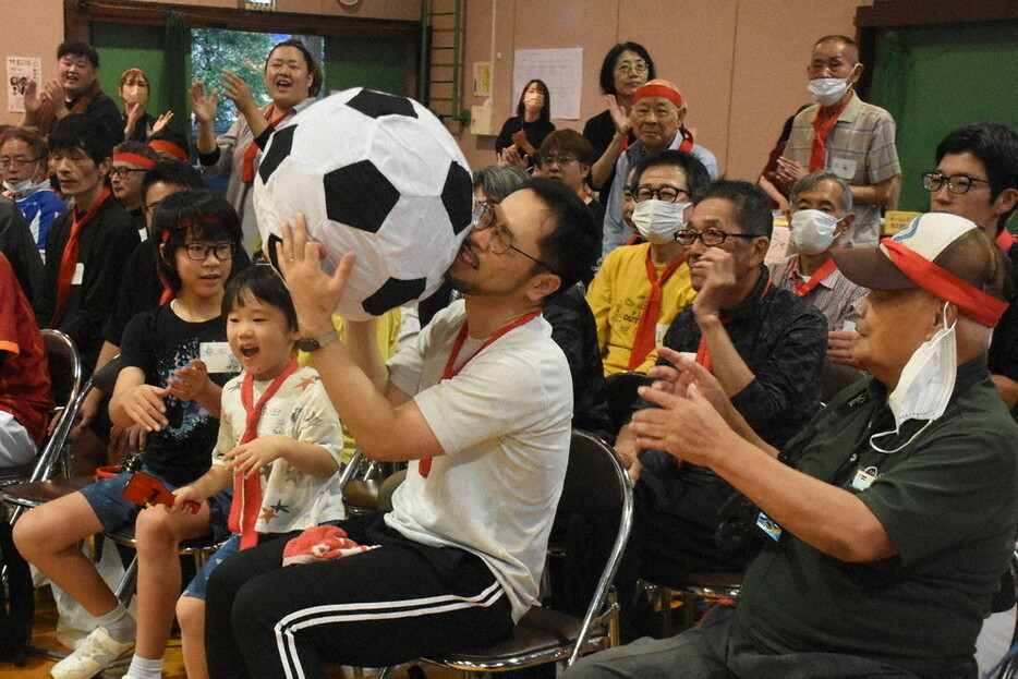 大玉送りで盛り上がる会場＝北九州市小倉北区萩崎町の市立足立中学校で2024年10月19日午前11時15分、井土映美撮影