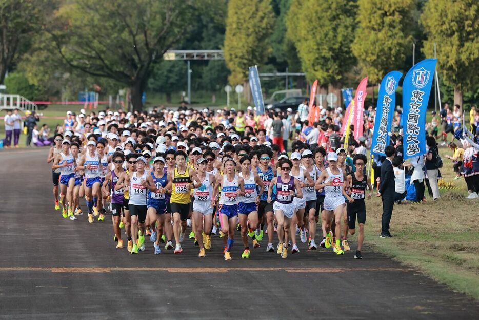 力走する各大学の選手たち