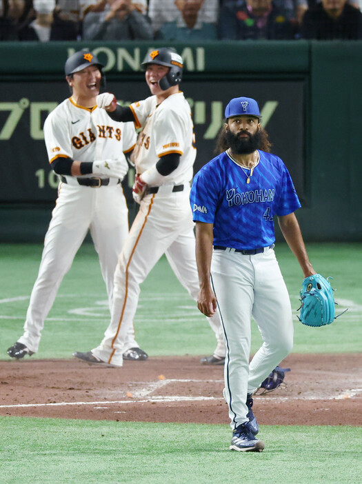 プロ野球ＣＳ。７回、巨人の三塁走者・坂本（中央）が生還し、勝ち越しを許したＤｅＮＡ先発のジャクソン（右端）＝１９日、東京ドーム