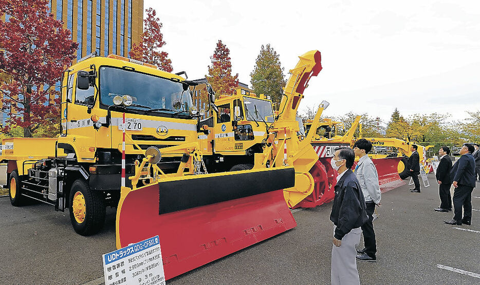 降雪期を前に展示された除雪車＝石川県庁西駐車場